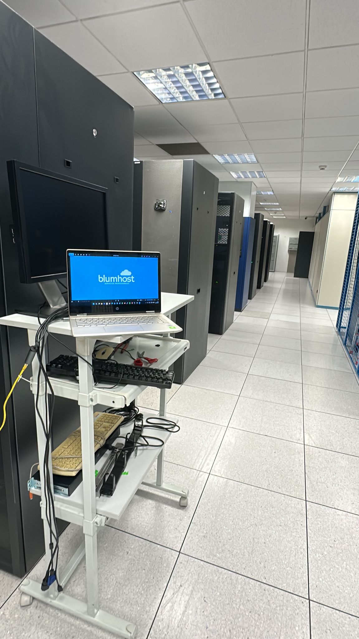 Pasillo de servidores BlumHost — CPD de R Cable en A Coruña